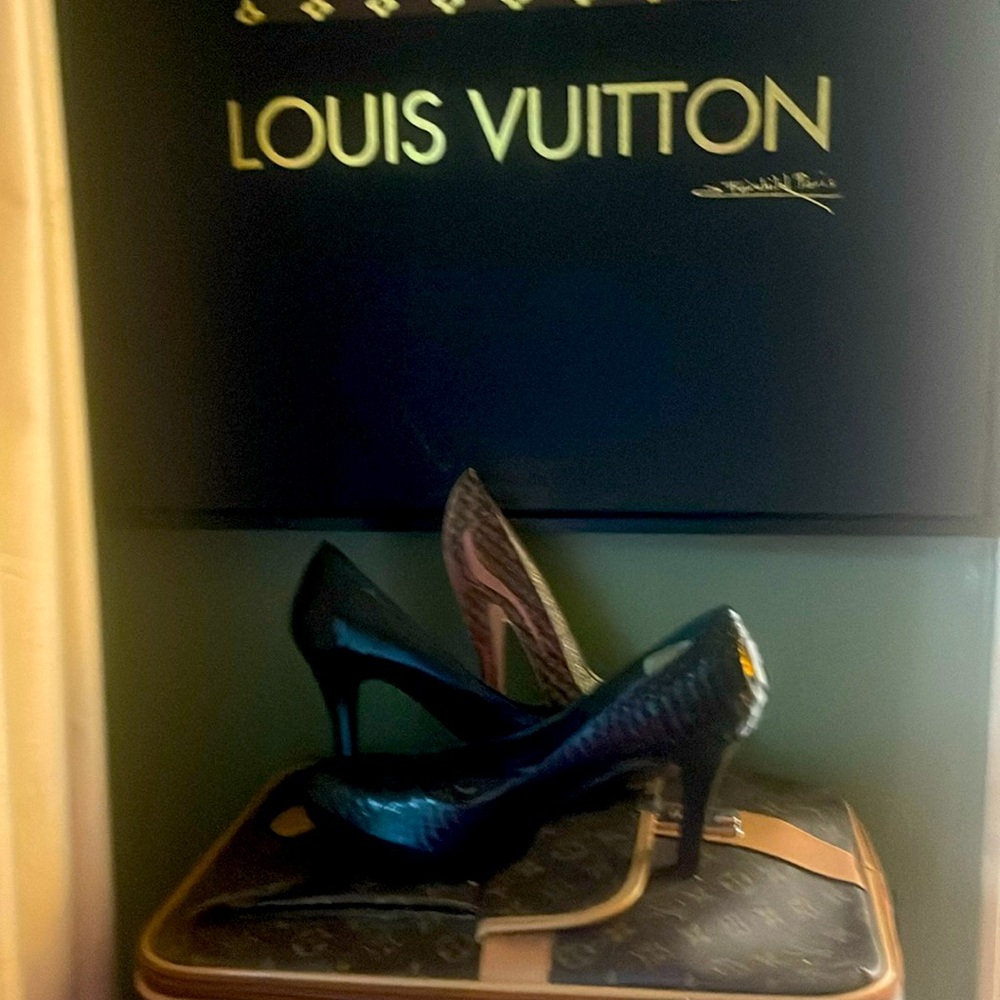 Beautiful authentic Ralph Lauren shoe.